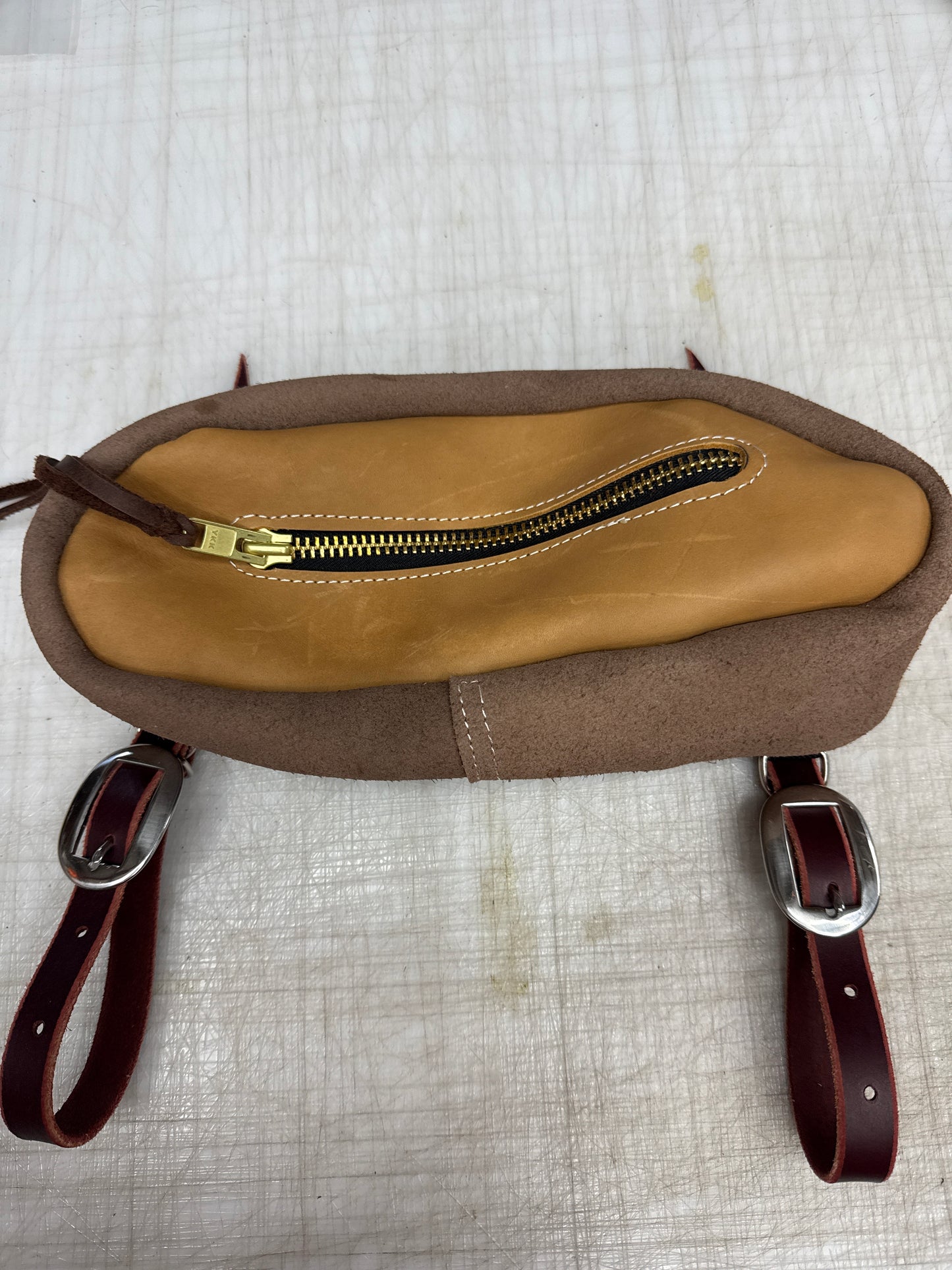 Small smooth tan cantle bag