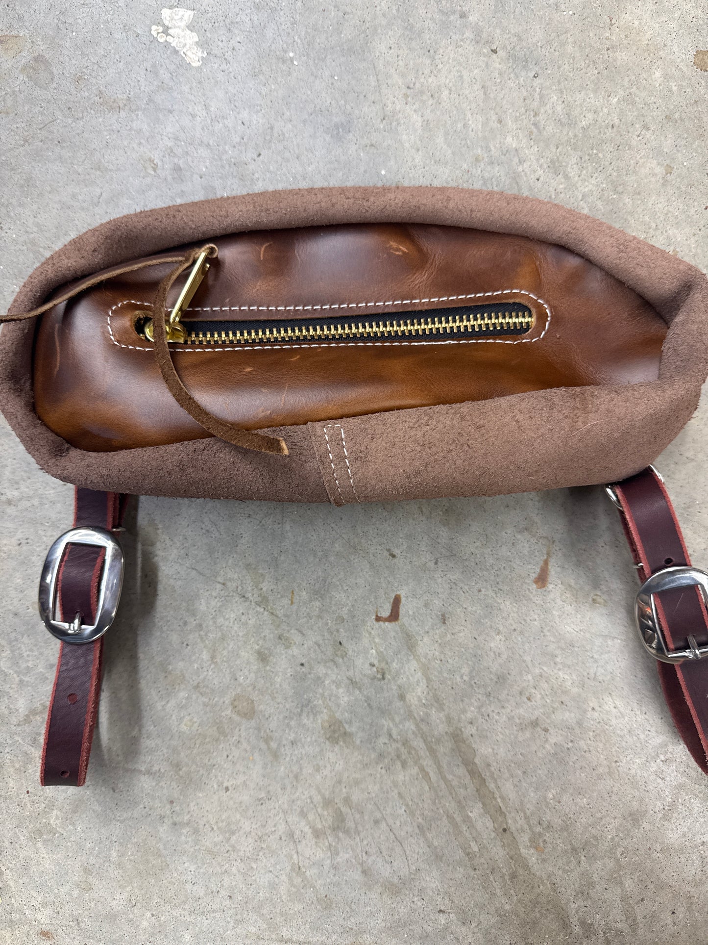 Small smooth brown cantle bag