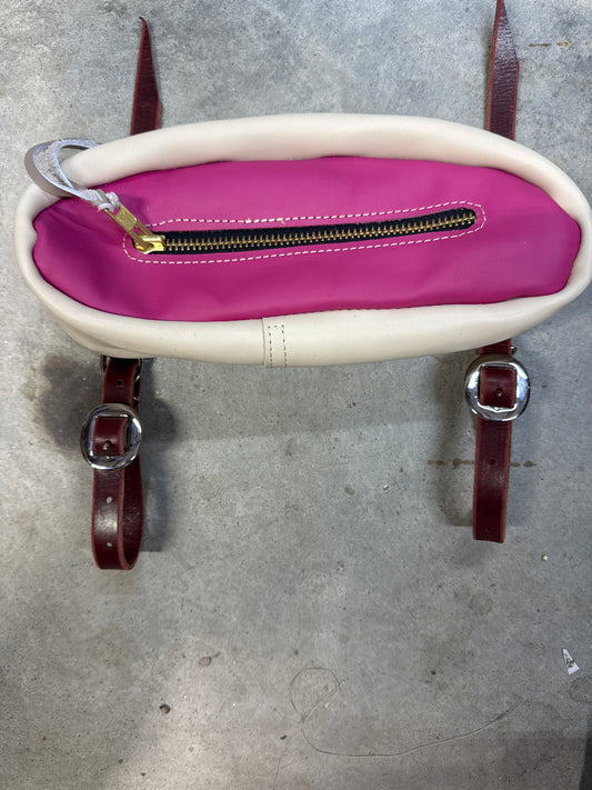 Small smooth out cantle bag